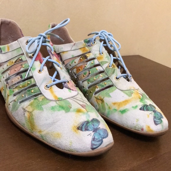 Women's Size 9 Stuart Weitzman, Mr Seymour, Cut Out Butterfly Floral Sneaker - Picture 4 of 9